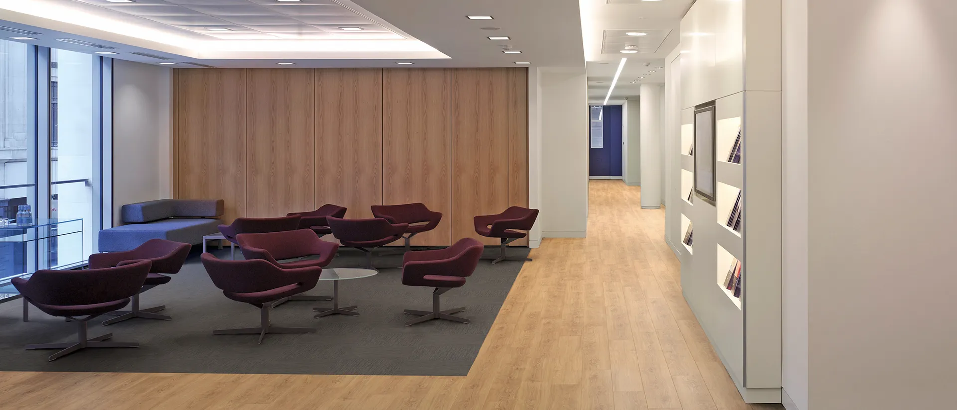 Expona Simplay PUR — office breakout lounge, timber-look floor, wide framing