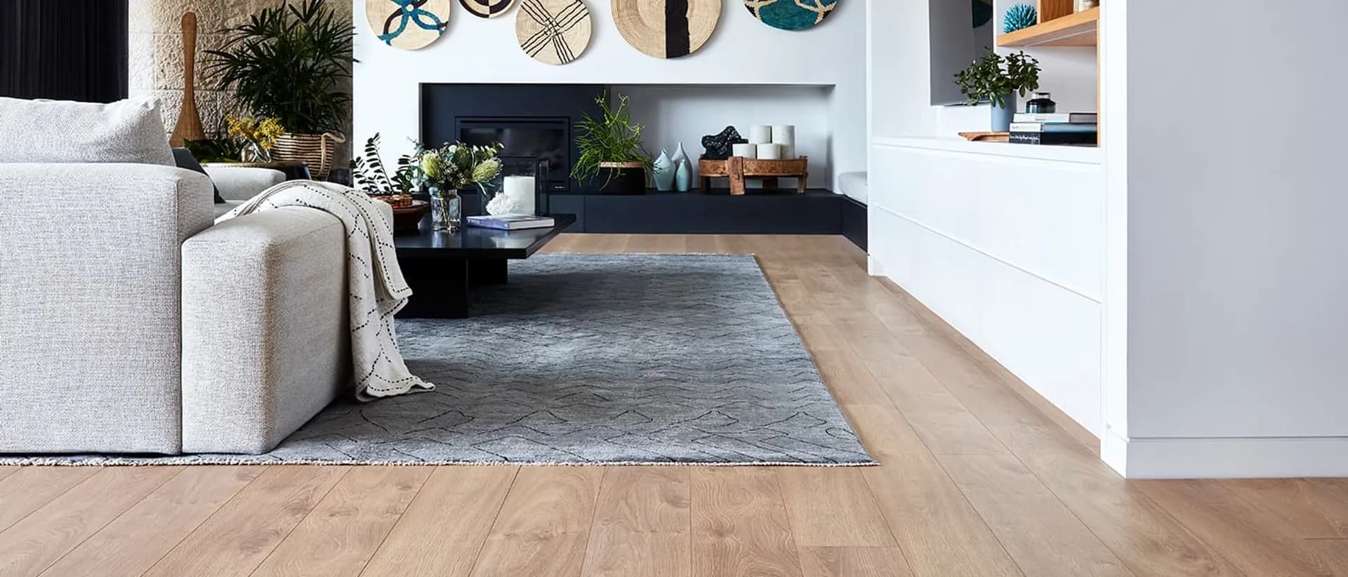 Aquastop — living room with fireplace and rug