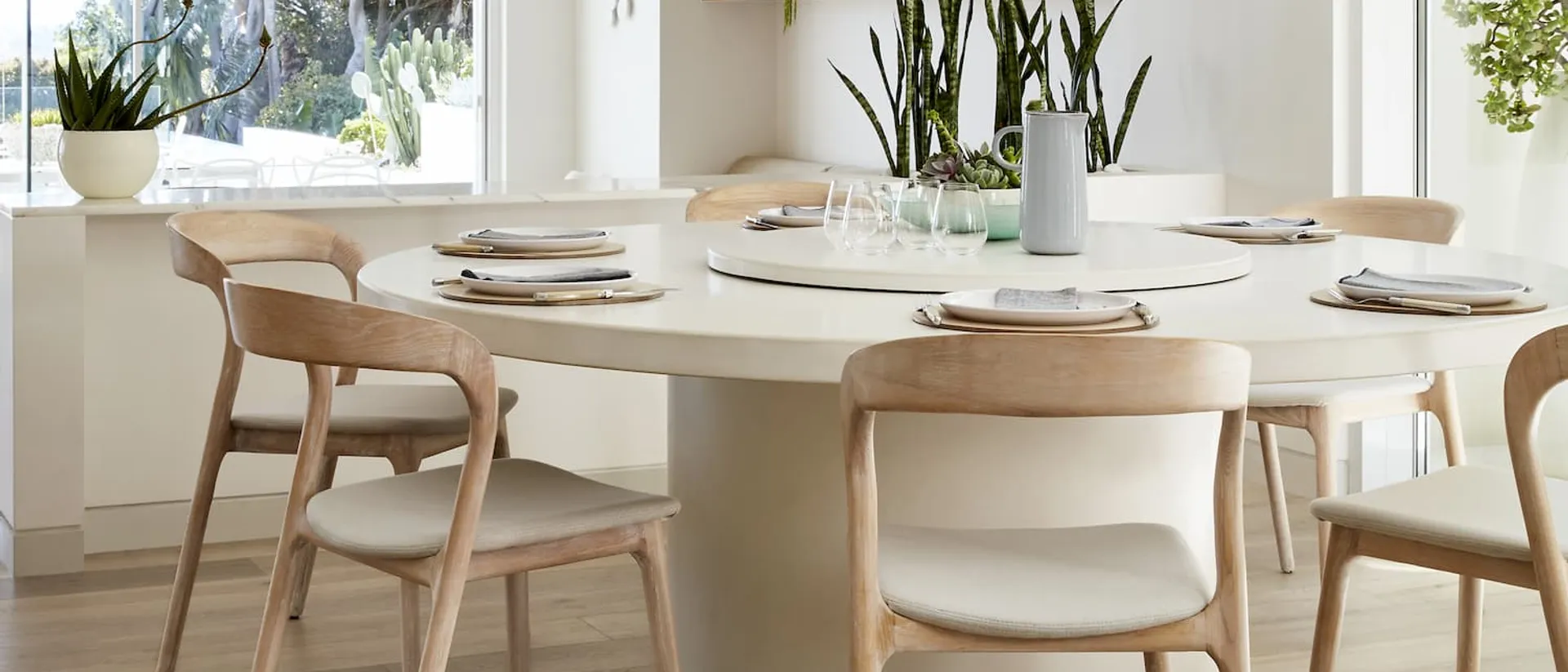 Oakleaf HD PLUS — bright dining room, chairs on light laminate